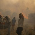 Još jedna paklena noć na Rodosu: Gust crni dim prekrio ostrvo, bitka vatrogasaca ne prestaje VIDEO