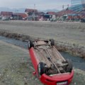 Udes u Vranjskoj Banji: Automobil u reci Banjštici