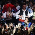 Ljubav bez granica: Dragana Mirković se posle obaranja rekorda Arene, sat vremena fotografisala sa fanovima (foto)