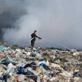 Gori deponija u Plandištu: Gust dim se nadvio nad varošicom, požar zasada lokalizovan