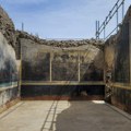 "Varvarski i idiotski gest": Turista pokušao je da ukleše ime na zid kuće u Pompeji, preti mu stroga kazna
