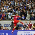 Ovaj čovek je neverovatan: Martinez skinuo dva penala i ponovo postao heroj Argentine, Mesi umalo tragičar! (video)