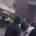 Velika Britanija: 147 demonstranata uhapšeno, 10 policajaca povređeno u Roteramu (video)