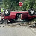 Auto se prevrnuo na krov nasred raskrsnice u Zemunu Vozilo zavšrilo tik do pešačkog