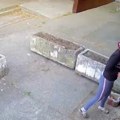 "Moje vadili iz groba": Žena sa fantomkom iz Crvenke zapalila mreže: Zbog onoga što je uradila, građani u šoku (video)