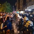 Okupljanje u Novom Sadu: Nakon Vučićeve objave pobede građani došli do prostorijama SNS-a, tu je i kordon policije (VIDEO)