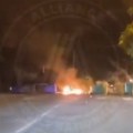 Rat na ulicama evropskog grada! Maskirani muškarci napali vozila sa decom, odjekuju pucnji i suzavac: "Postoji plan i oružje"…