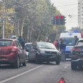 (Foto) "audi" se zakucao u tramvaj, delovi plastike rasuti po putu: Saobraćajka usred centra Beograda: Trole i tramvaji ne idu