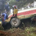 Autobus pao u provaliju duboku 200m, poginulo najmanje 37 osoba: Spasioci tragaju za preživelim putnicima