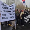 Godinu dana od napada na studente FDU: Kolone demonstranata sa Novog Beograda idu ka centru grada (video)
