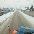 Zimska služba JKP Šumadija Kragujevac na terenu, putevi na gradskom i seoskom području prohodni (VIDEO)