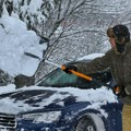 Jednostavan trik pre čišćenja snega - zbog ovoga sneg ne ostaje na lopati