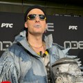 Muškarac našminkan, a na glavi... On je otkrio dramu na RTS, pevač sad sve objasnio: "Možda je falila drama.."