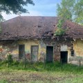 Stara zgrada škole propada, građani žele da je spasu i otvore vrtić (FOTO, VIDEO)