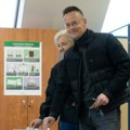 Mađarski portal: Firma u vlasništvu supruge Petera Sijarta prošle godine zaradila 900.000 evra, a nemaju ni sajt