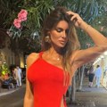 Бивша Душка Шарића показала бруталну фигуру: Прославила ћеркино пунолетство с пола естраде, па севнуо шлиц до кула
