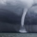 Užas u omiljenom srpskom letovalištu! Tornado iznad mora na halkidikiju: Najmanje četiri osobe povređene