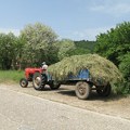 Pronašao pištolje i drogu u plastu sena