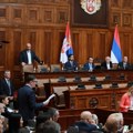 U Skupštini kratak prekid, poslanici raspravljaju o krađi izbora, bukom protiv Jovanova