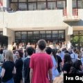 Protest ispred beogradske osnovne škole zbog napada na nastavnicu