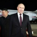 Cveće, svečane košulje i patriotske pesme: Kim podržao ruski rat u Ukrajini, Putin želi još bližu saradnju