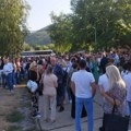 Građani se okupili ispred zgrade Opštine u Kosovskoj Mitrovici: Posle Kurtijevog nasilja, traže pravo da rade