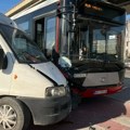 Udes kod tržnog centra "Galerija": Sudarili se kombi i gradski autobus, delovi vozila rasuti po putu (foto)