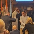 Petar Holik pokušao da razbije glasačku kutiju (video)