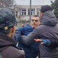 VIDEO: Priveden muškarac koji se zaleteo na okupljene kod škole "Bogdan Šuput"