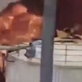Zastrašujuće! Čovek beži po rezervoarima dok se plamen širi oko njega Šokantan snimak eksplozije u Kini (video)