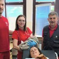 Bebica baš požurila! Verica (28) iz Bele Reke rodila zdravu devojčicu u kupatilu, srećni otac častio redom