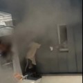 (Video) Heroj visi sa prozora, jednom rukom uzima bebe! Ovaj snimak obilazi svet: Rizikovao život da izbavi porodicu iz stana…
