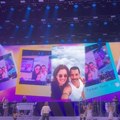 Šok i neverica: Rod Stjuart na koncertu prikazao Ozija kako pravi selfije na nebu: "Veoma tužno. Mnogi od tih ljudi su umrli…