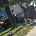 Teška nezgoda u Žablju: Preticao u krivini, pa završio u komšijskom dvorištu