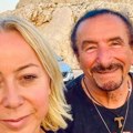 Mlađa je od njega 34 godine: Ovo je supruga Željka Bebeka: Prati ga na svakom koncertu, a nova objava raznežila je mnoge (foto)…