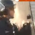 Suzavac po facama srednjoškolaca: "Demokratija" francuske policije (video)
