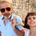 Naša glumica ljubi 32 godine starijeg poznatog kolegu, a sad objavila selfi iz porodičnog doma: Marija u miniću i majici, gole…