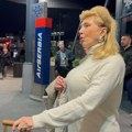 Suzana Mančić stigla kući za slavu: Vratila se sa putovanja, pa na izlazu sa aerodroma duboko uzdahnula