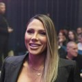 Sandra Afrika sa misterioznim muškarcem na koncertu Saše Kovačevića: Sve puca u uskoj haljini sa dubokim dekolteom