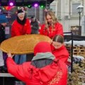 Božić u Zemunu: Zemunska bajka darovala zlatnike iz božićne česnice, najsrećnije ruke bile su malene Nađa i Ina