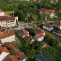 Veliki broj meštana na protestu ispred škole u Mrčajevcima - puna podrška dečaku koji je pretrpeo nasilje