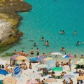 Na ovoj evropkoj plaži muškarci i žene razdvojeni su zidom i ne mogu da se mešaju: Turistkinja izazvala haos zbog pravila…