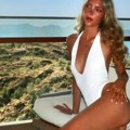 Skinula se Karleušina ćerka: Atina Tošić objavila slike u belom bikiniju iz hotela, pa okrenula leđa kameri