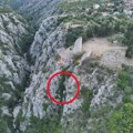 FOTO Muškarac 10 sati visio naglavačke zaglavljen između stena u kanjonu kod Drniša, našao ga dron