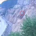 Uznemirujući snimak iz Majdanpeka! Tri žene iz kolima sletele u provaliju! Padale 20 metara, smesta prevezene u bolnicu!