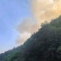 (Foto) Vatra bukti uz Ibarsku magistralu kod Magliča: Vozači, oprez, uslovi za vožnju mogu biti otežani