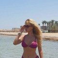(Foto) Minijaturni bikini jedva zadržao bujno poprsje ćekra naše pevačice ima telo boginje, oglasila se sa luksuzne…