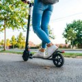 Kupujete detetu električni trotinet? Ako nema 14 godina, kršite zakon i možete krivično da odgovarate