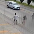 Video je devojčicu kako izlazi na ulicu i odmah reagovao! Menadžer se bacio na kolovoz u poslednjoj sekundi (video)