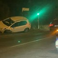 Težak udes u Rakovici: Automobil od siline udara izleteo i udario u autobusko stajalište